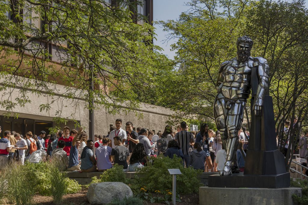 Pizza on the Plaza  Our newest #CornellBusiness students and Ambassadors got to know one another over lunch #CornellSHA #CornellWelcome